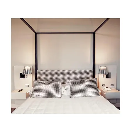 Отель Fontana Relais & 4*